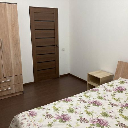 46,2 Karmysova Street Serviced Apartments 알마티 외부 사진